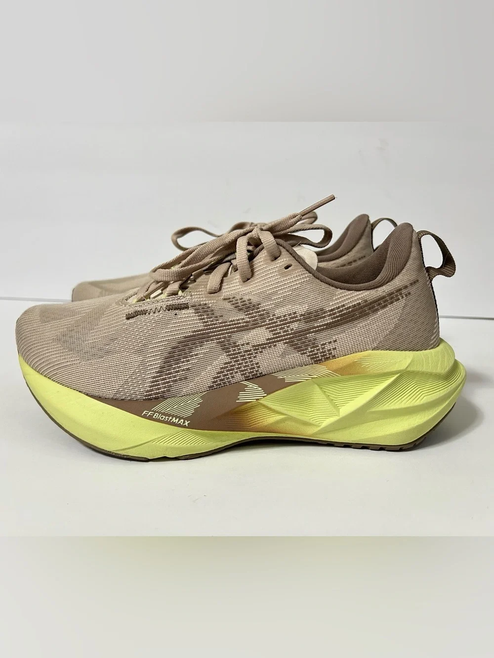 Asics Novablast 5 Taupe Gray Women Sz 7 Athletic Running Walking Shoes Sneakers